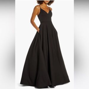 Brand new Mac Duggal V-Neck Crepe Ballgown Size 6 BLACK